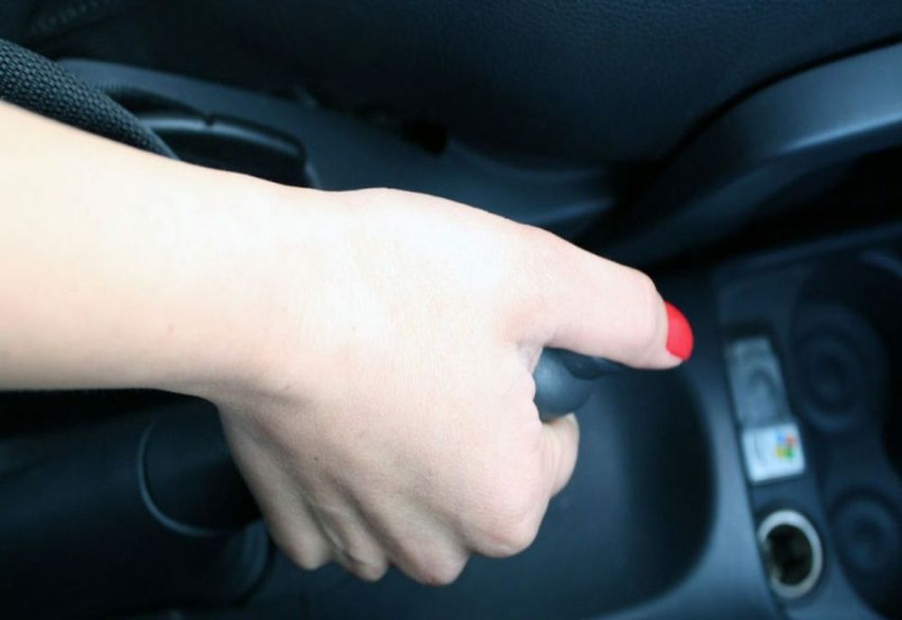 Prahova. O șoferiță a fost rănită după ce a uitat să tragă frâna de mână