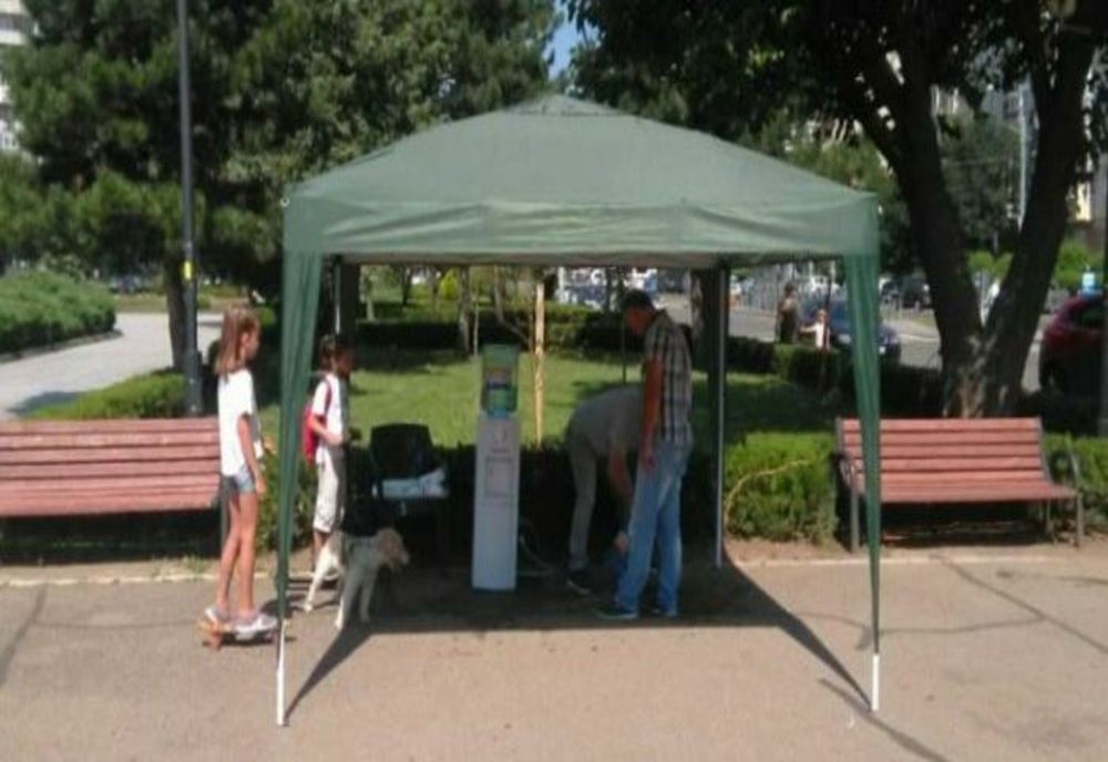 Dozatoare de apă şi corturi montate în mai multe zone din Ploieşti