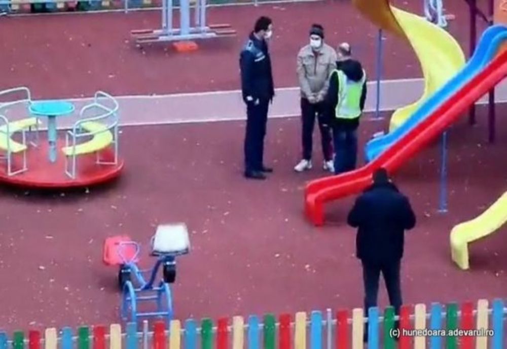 Minor lovit într-un parc de joacă pentru copii