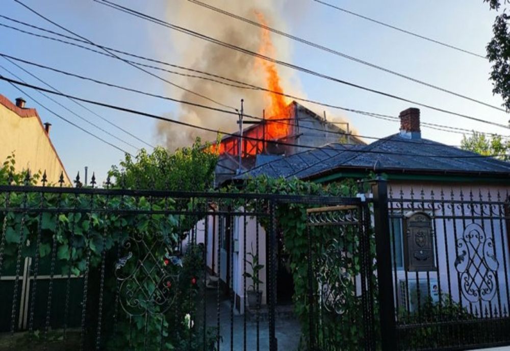 Casă din Ploiești, distrusă de un incendiu