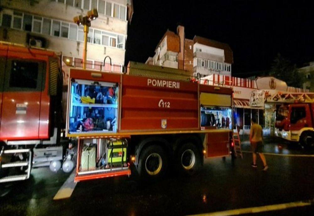 Câmpina. Acoperișul unui bloc a luat foc după ce a fost lovit de trăsnet. Zeci de persoane, evacuate