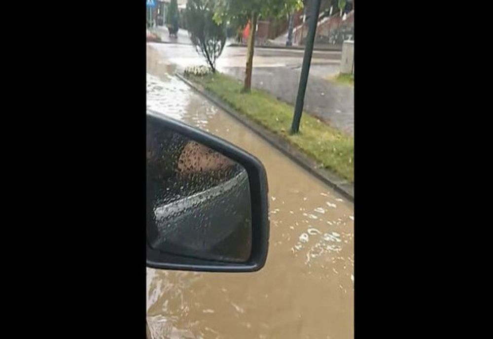 DN 1 inundat, la Sinaia, din cauza ploii torențiale 