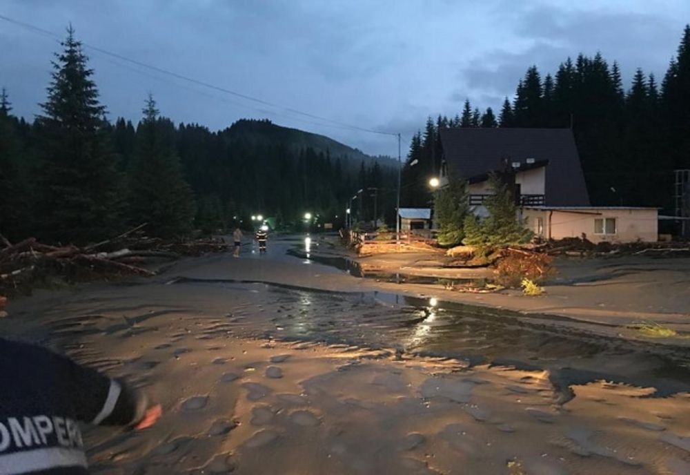 Sinaia, măturată de viitură. Un autoturism a fost luat de ape, mai multe case sunt afectate- VIDEO