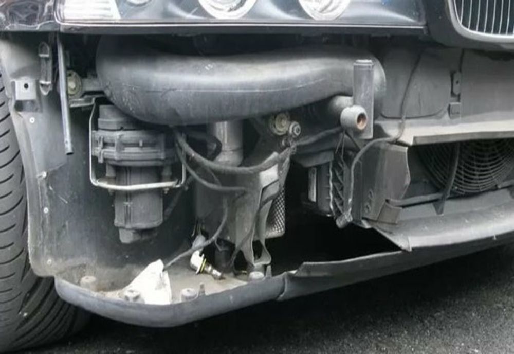 Prahovean arestat după ce a fost prins furând componente de la maşini parcate. Complicele acestuia, căutat