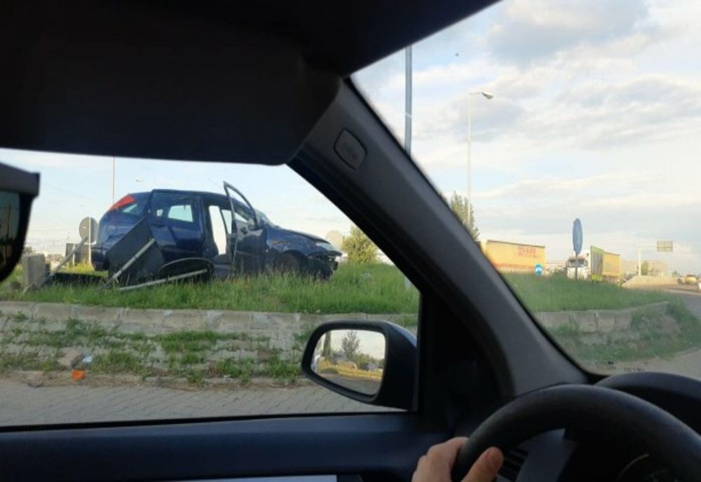 Accident rutier în Ploiești. Autoturism proiectat în sensul giratoriu