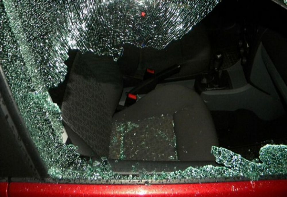 Petrecere cu scandal, în Prahova. Un bărbat beat a vandalizat o mașină și a amenințat invitații