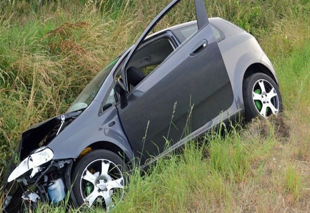 Un șofer a intrat cu mașina în șanț, pe DN 1. Un minor a fost rănit