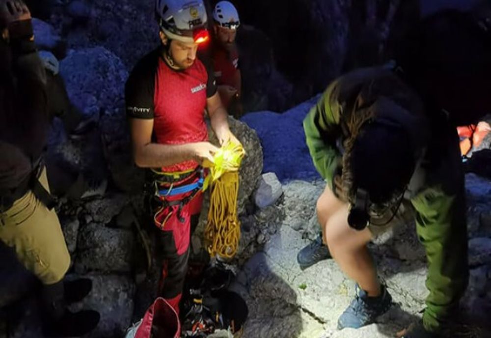 Grup de tineri neechipați, recuperat de salvamontiști de pe Valea Galbinele