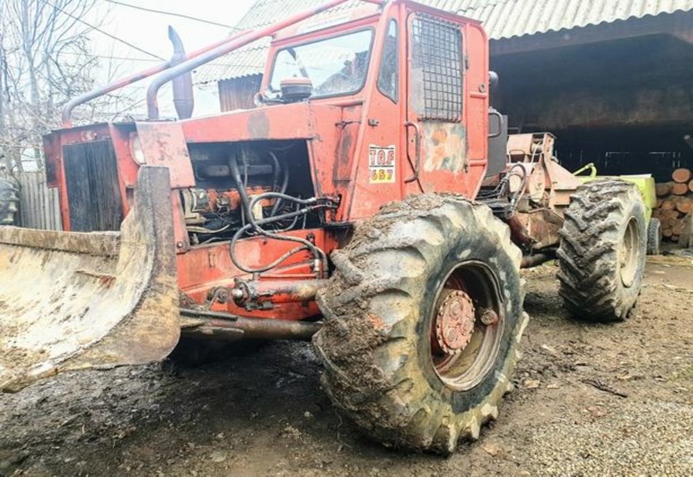 Prahova. Un bărbat si-a prins brațul sub un tractor forestier