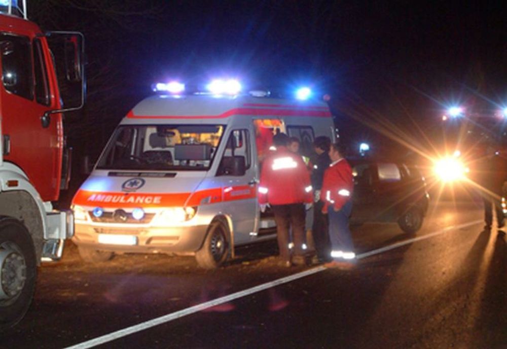 Accident grav azi-noapte. O autoutilitară a intrat într-un copac