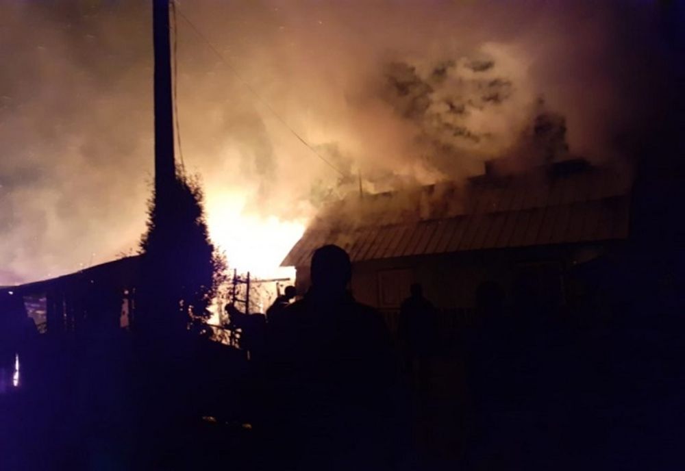 Incendiu cu degajare mare de fum în Ariceștii Rahtivani. Podul unei case a luat foc 