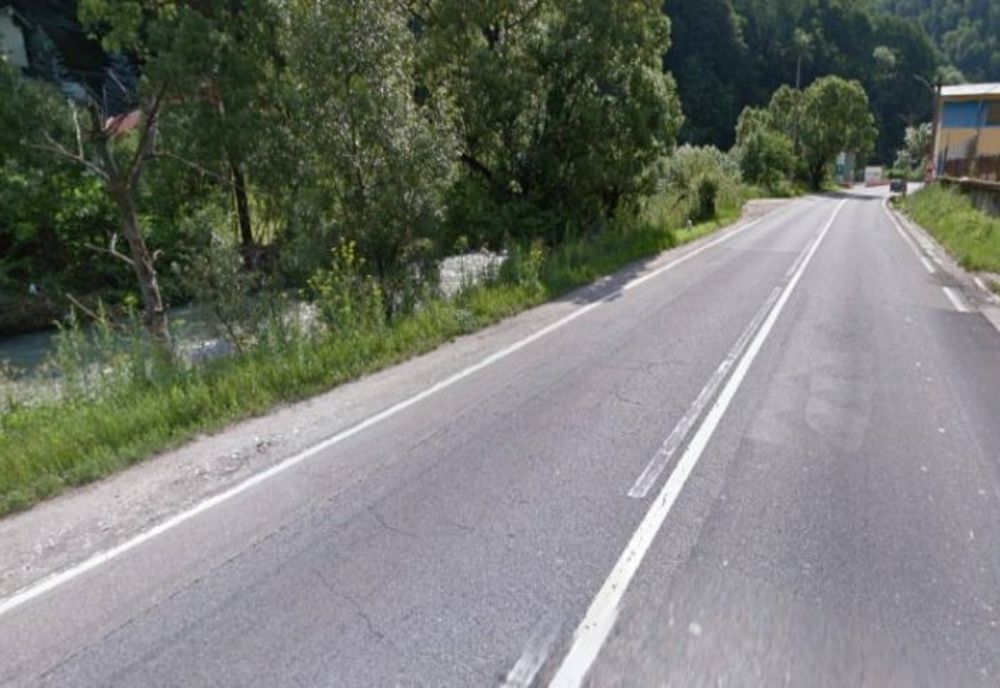 Accident în Sinaia! O maşină cu trei persoane a ieşit de pe DN1 şi a ajuns aproape de râul Prahova