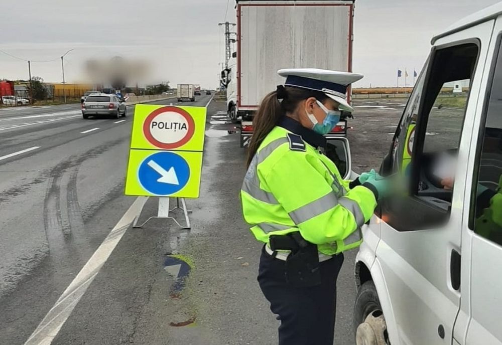 Prahova. Polițiștii rutieri verifică respectarea prevederilor privind transportul rutier public de persoane, și purtarea măștii de protecție în interiorul acestora