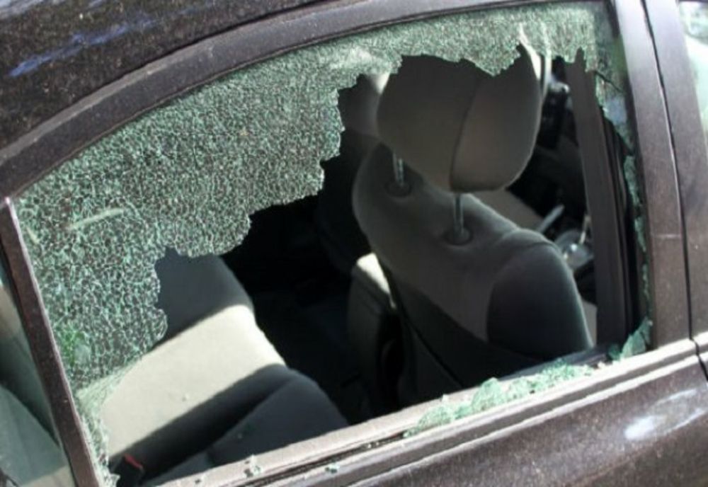 Ploieștean reținut după ce i-a distrus mașina vecinului