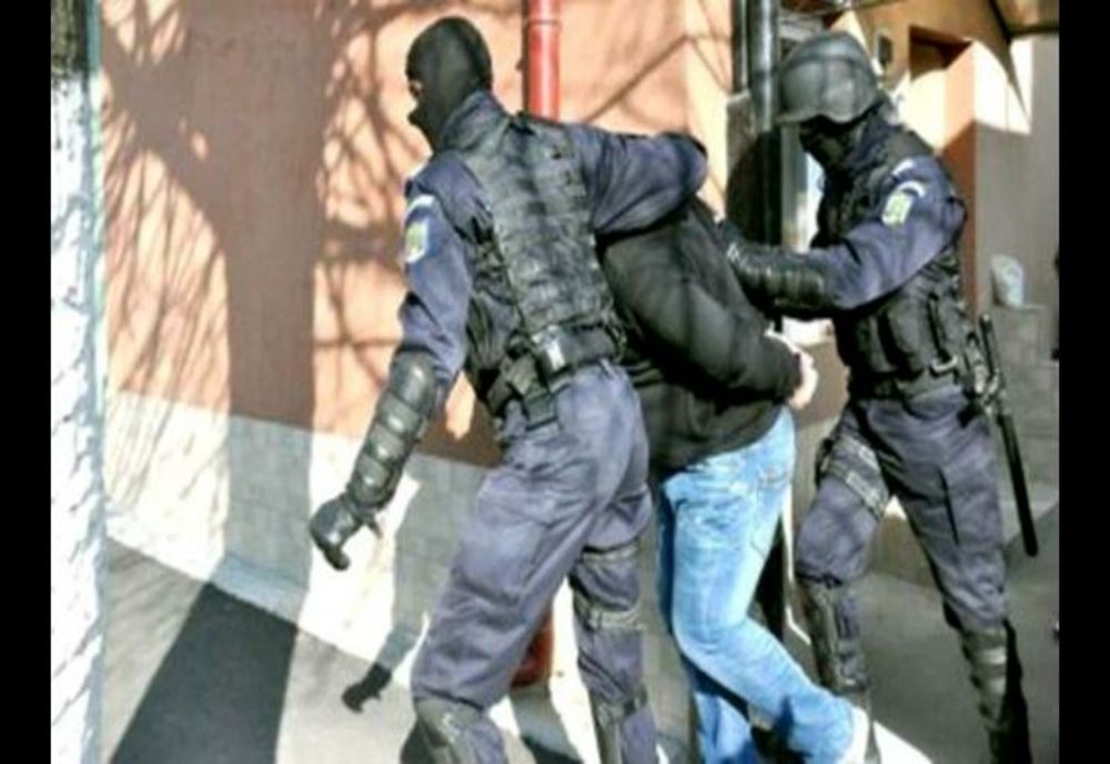 Descinderi la Prahova şi Dâmboviţa la persoane bănuite de deturnarea licitaţiilor publice, fals şi înşelăciune