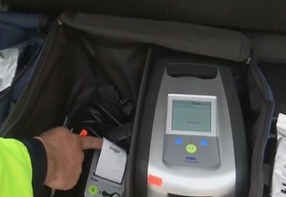 Bucureștean aflat sub control judiciar, fără permis și drogat, reținut la Sinaia