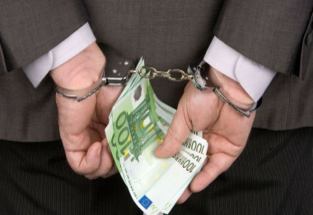 Prahova/ Persoană trimisă în judecată, după ce a încercat să mituiască un polițist cu 10.000 de lei