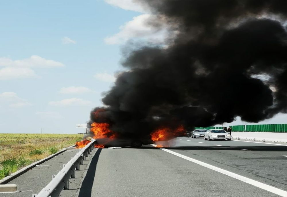 Incendiu pe Autostrada 3 București-Ploiești. O dubă încărcată cu articole de papetărie a luat foc