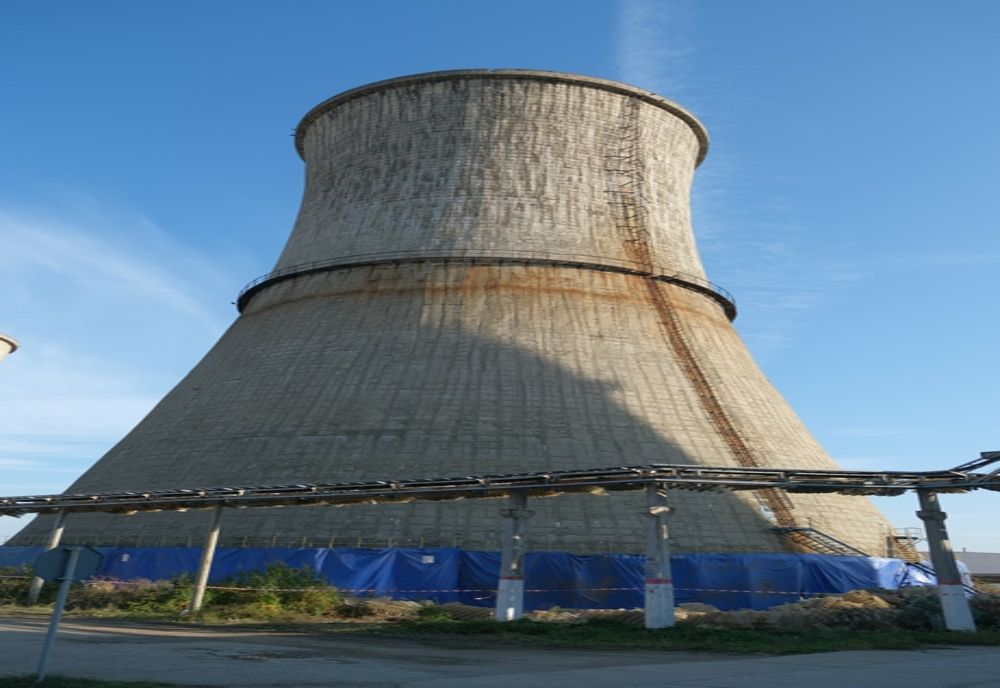 Un turn de răcire dezafectat al rafinăriei Petrotel Lukoil Ploiești va fi demolat astăzi 