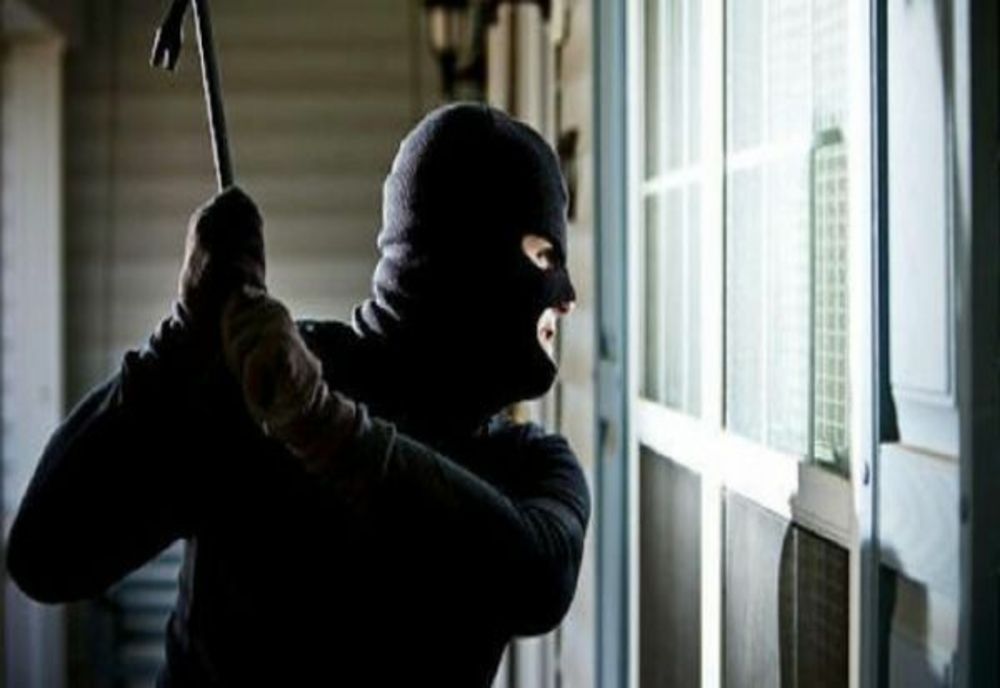 Prahova. Hoț prins de polițiști imediat după ce a spart un magazin 