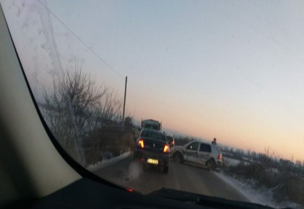 Accident cu trei mașini implicate pe DJ 236, în Pleașa, din cauza vitezei neadaptate la carosabilul înghețat