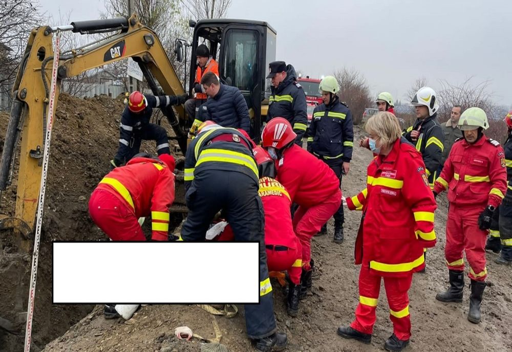 Prahova. Bărbat mort după ce a fost prins sub un mal de pământ