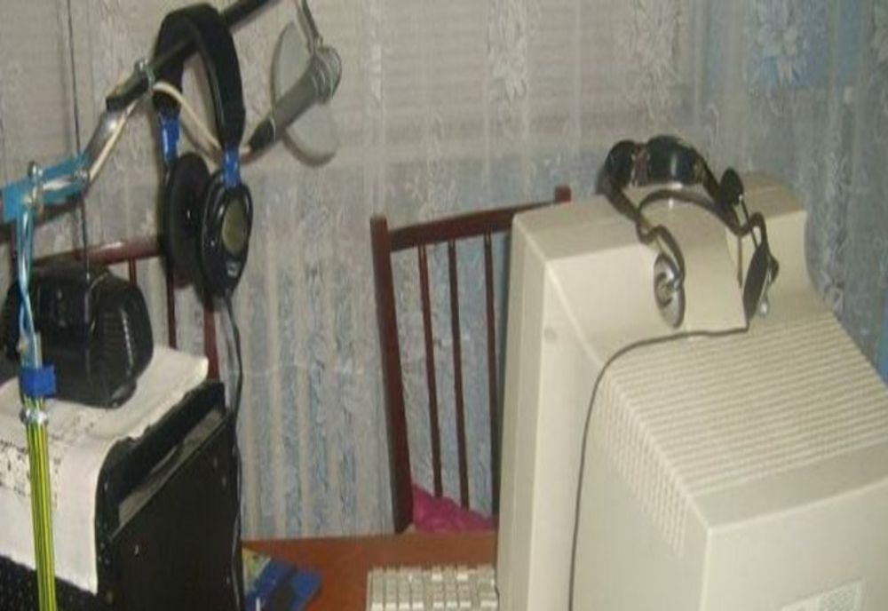 Percheziție în Prahova. Tânăr acuzat de difuzarea de programe radio în regim pirat