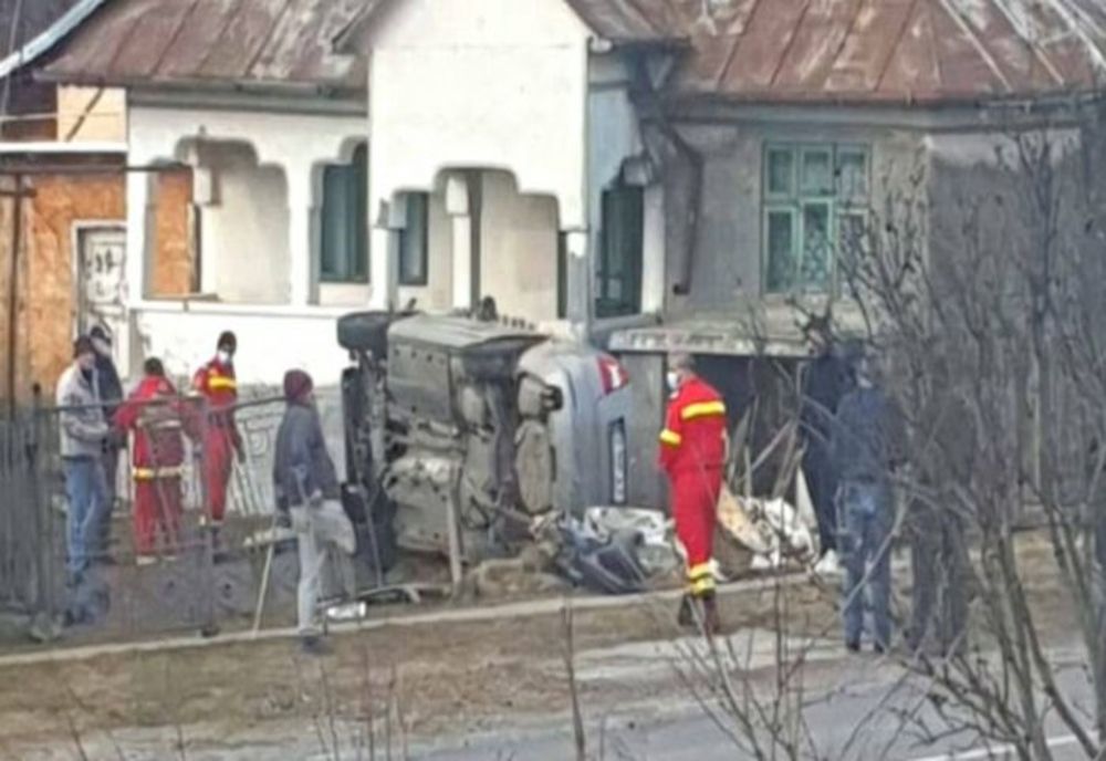 Accident pe DN1A. O maşină s-a răsturnat şi a ajuns într-o curte