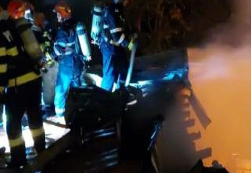 Prahova. Incendiu la acoperișul unui bloc din Gura Vadului