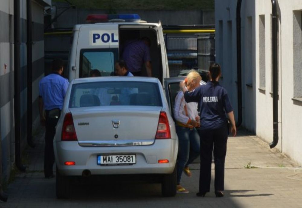 Prahova. Femeie reținută, după ce a fost implicată într-un accident. Avea permisul suspendat și mașina radiată din circulație