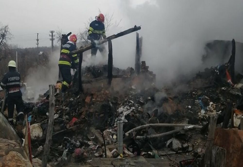 Două gospodării afectate de incendii, marți seară, în Prahova