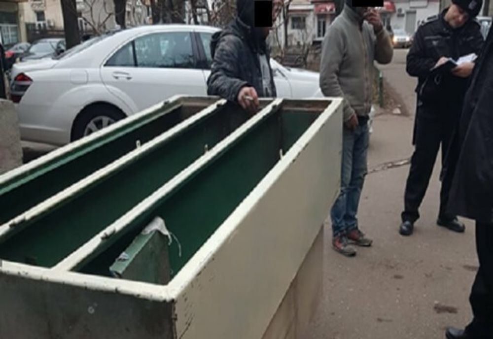 Prahoveni cercetați de polițiști după ce au fost surprinși furând din incinta fostului cinematograf din Ploiești