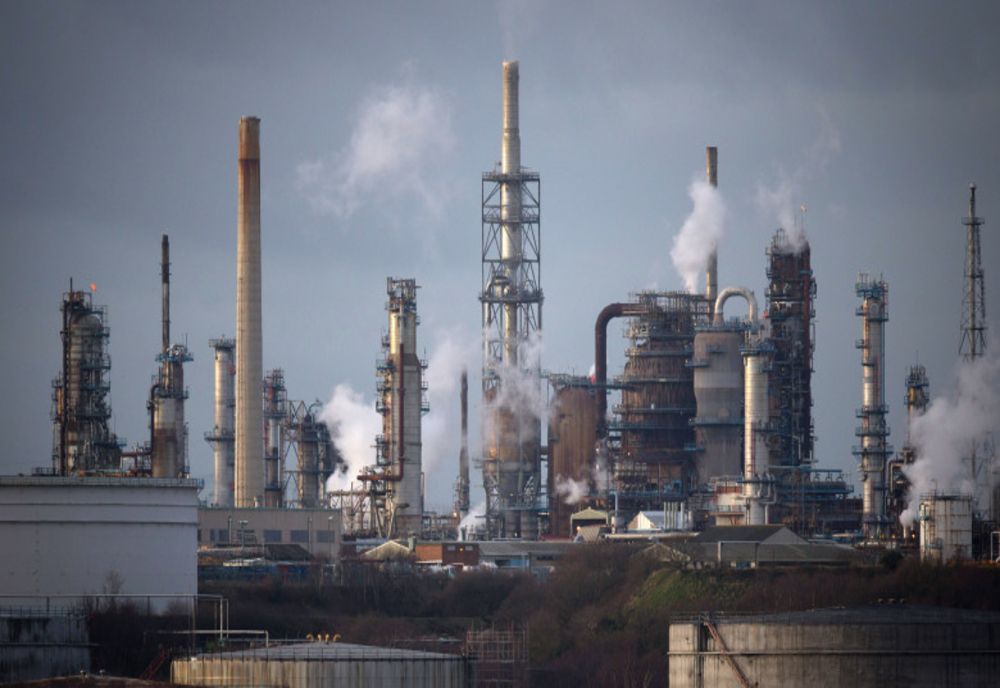 Aer irespirabil în Ploieşti. Garda de Mediu Prahova verifică rafinăriile