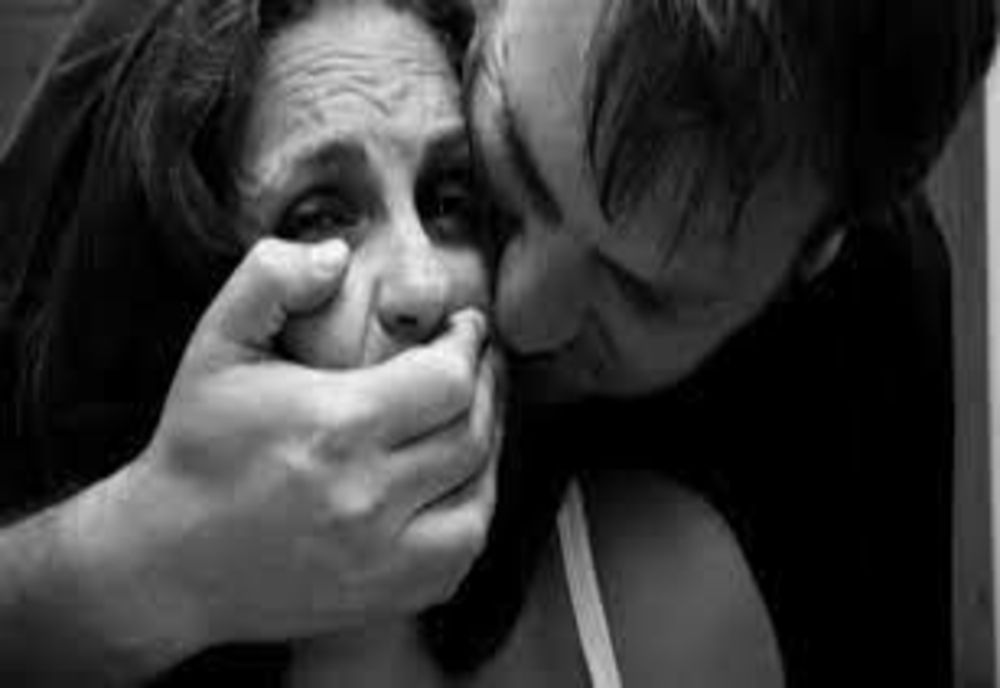 Prahova. Bărbat reținut de polițiști pentru săvârșirea infracțiunilor de lipsire de libertate în mod ilegal și viol