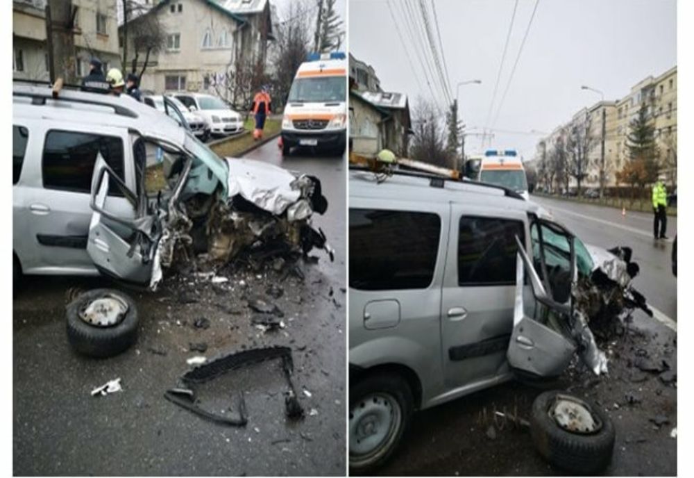 Troleibuz implicat într-un accident, în Ploiești. Șoferul unui autoturism a fost rănit