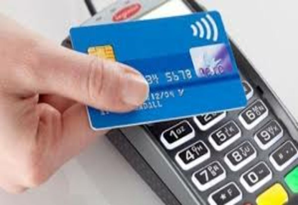 O femeie din Ploiești este cercetată penal fiindcă a plătit cumpărăturile cu un card găsit