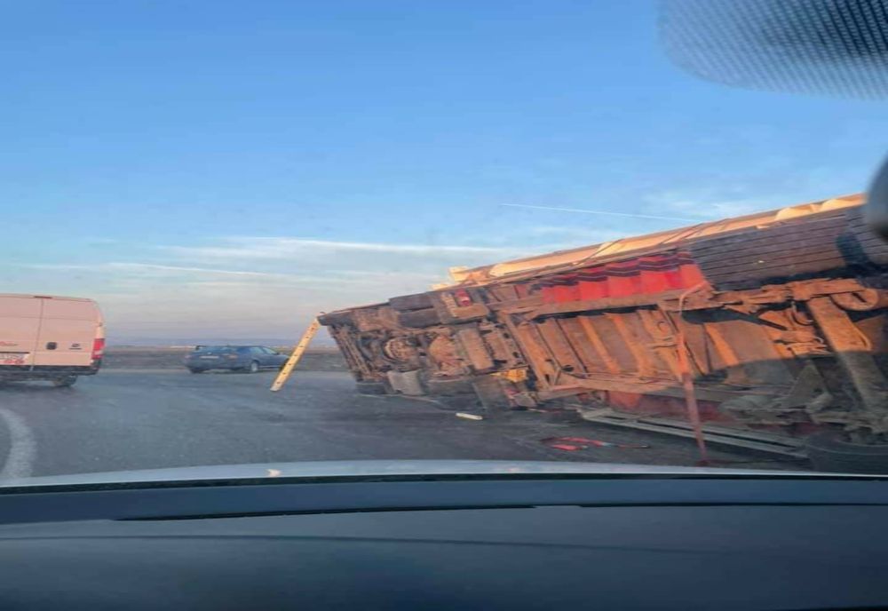 Prahova. Trafic restricționat pe banda I a sensului de mers Câmpina- Ploiești. TIR scăpat de sub control