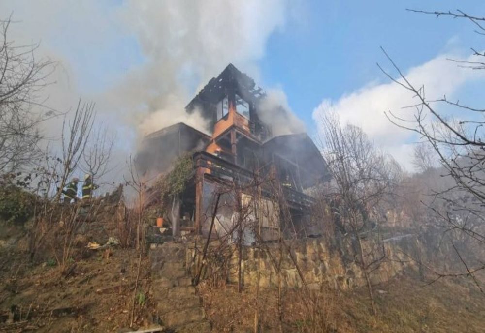 Prahova. Incendiu la Telega. Imagini cu intervenția pompierilor 