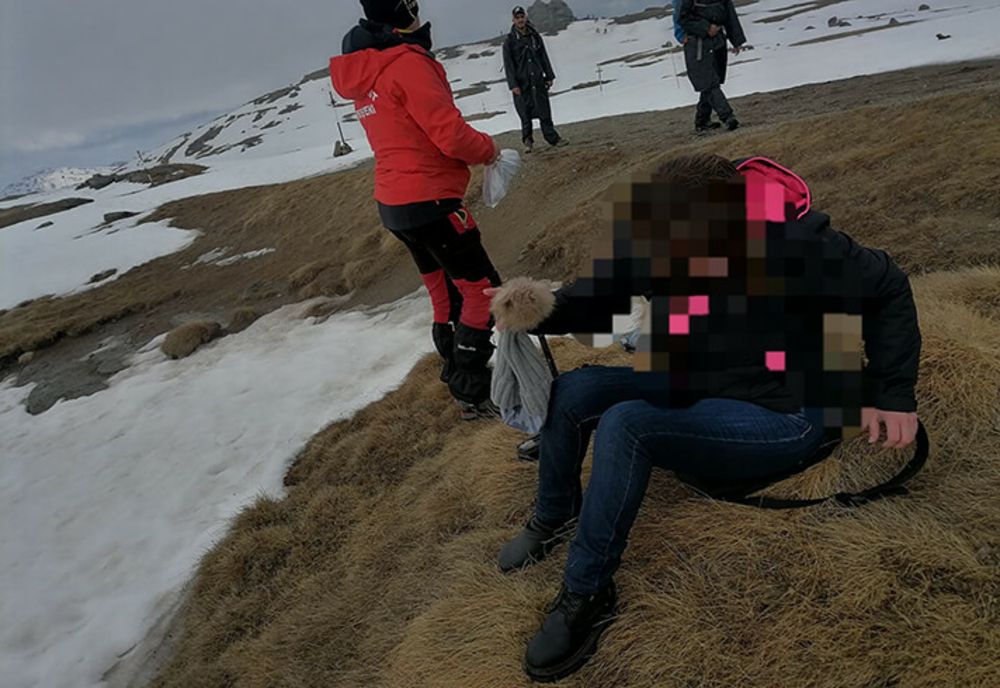Turiști prost echipați, recuperați de salvamontiști de pe traseele din Bucegi. O femeie a rămas desculță