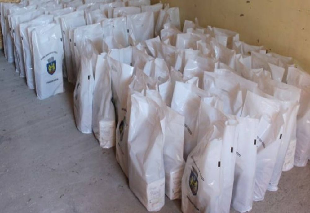 Pachete sociale de Paşte pentru 2.300 de pensionari din Ploieşti