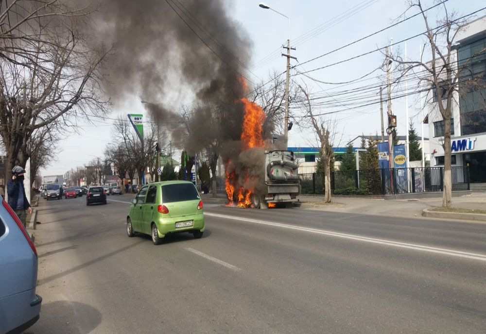 Ploieşti. Incendiu la o mașină de gunoi, în zona Democrației