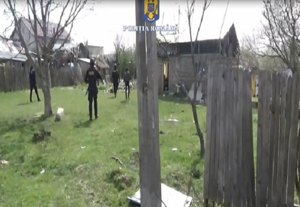 Prahoveni arestați preventiv după ce ar fi furat aproape 600 de haine de marcă dintr-o fabrică din Buzău