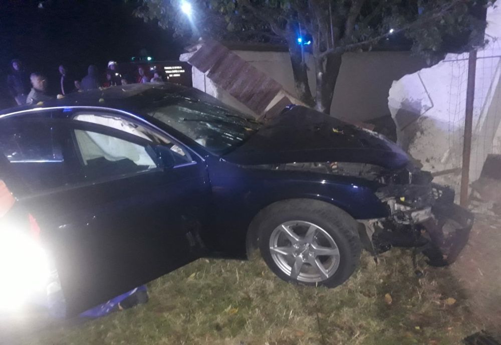 Prahova. Tânăr de 20 de ani, la un pas de comă alcoolică și fără permis de conducere, a intrat în gardul unei case azi noapte la Gura Vitioarei