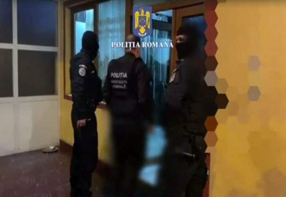Percheziții ale polițiștilor din Prahova în mai trei dosare. Descinderile au loc și în București și Bârlad