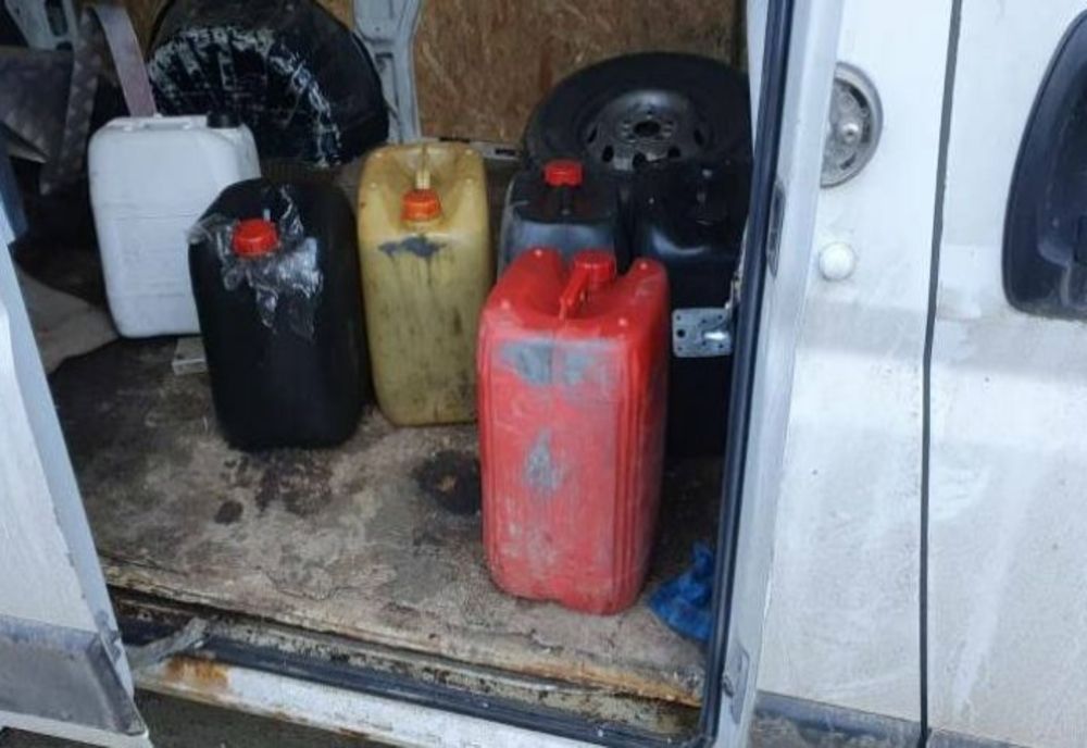 Bărbaţi reţinuţi pentru c-ar fi furat motorină din utilajele care lucrază la un proiect european din Prahova