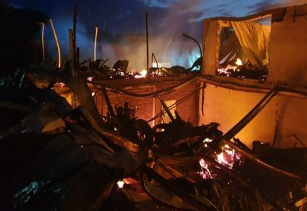 Prahova. Incendiu violent la o fabrică de mobilă din Măneciu