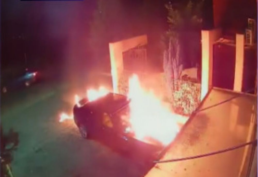 Prahova. Bărbat arestat pentru 30 de zile, după ce a incendiat mașina fostei soții. Era beat și ”a uitat” că femeia are un ordin de protecție împotriva sa