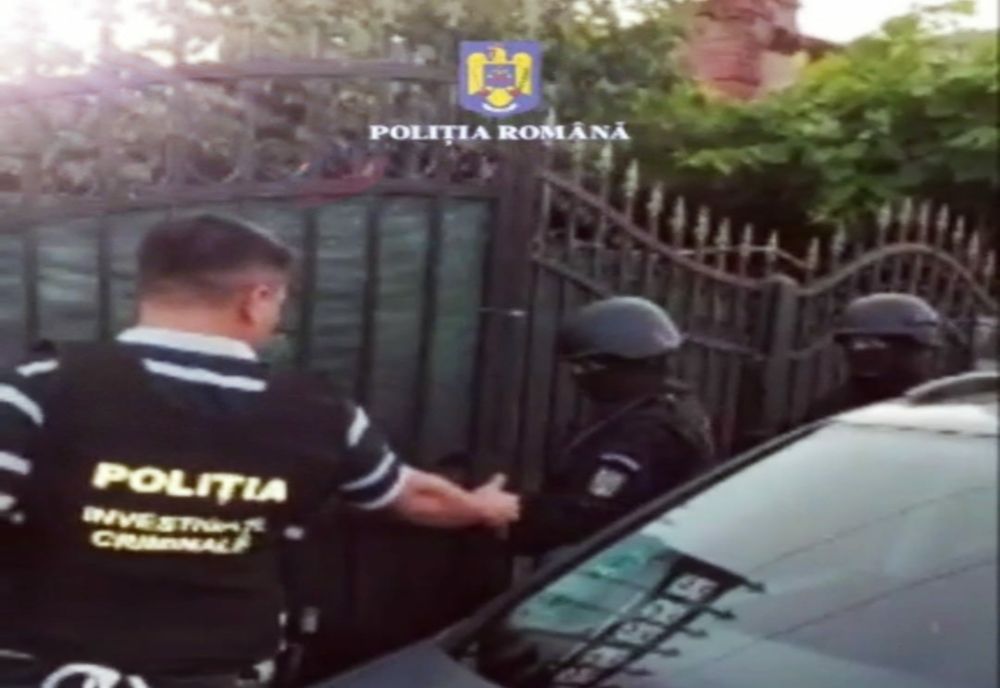 Percheziție domiciliară la o persoană bănuită de furt calificat. Bărbatul ar fi furat 7800 de lei din mașina de serviciu a unei femei