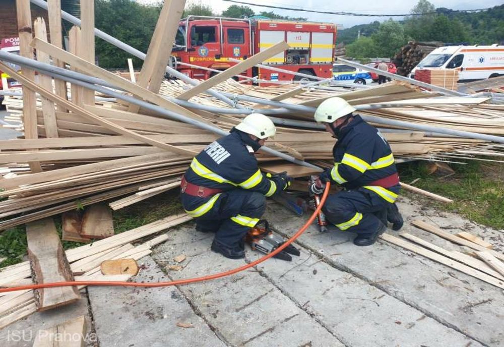 Prahova. Două femei au fost rănite după ce o schelă s-a prăbuşit la o fabrică de cherestea