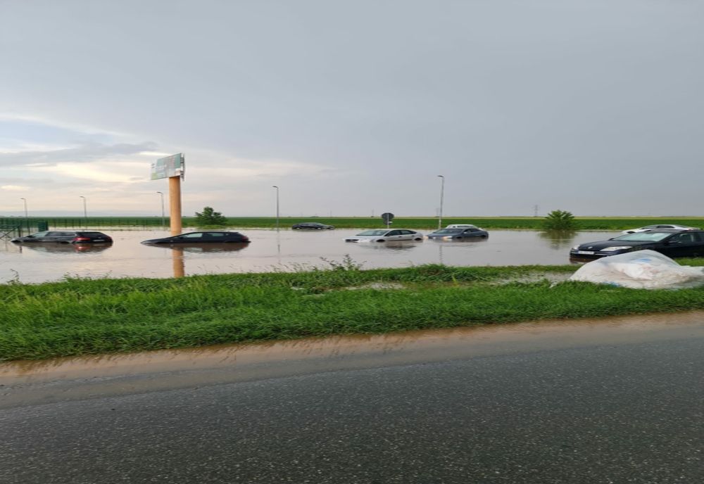 Rupere de nori pe DN 72, la Stoenești. Drumul și parcarea unei companii au fost inundate